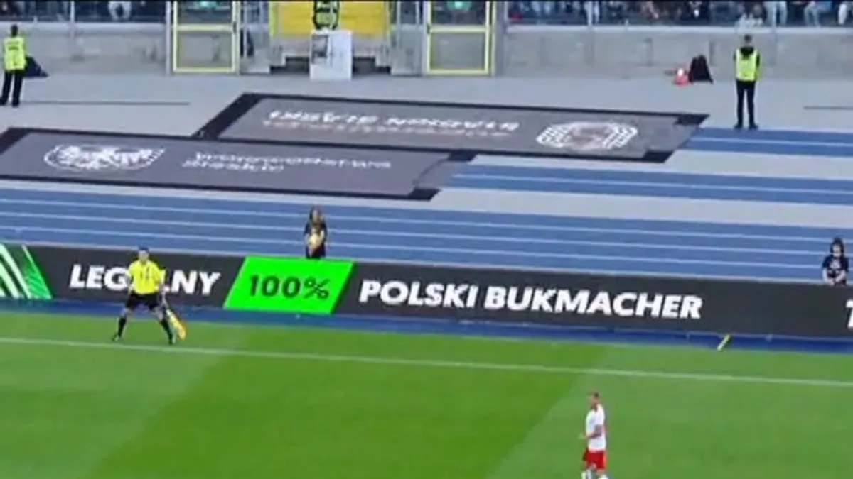 Jak za starych dobrych czasów. Tomasz Frankowski podcinką pokonuje golkipera Anglików, ale strzał Grzegorza