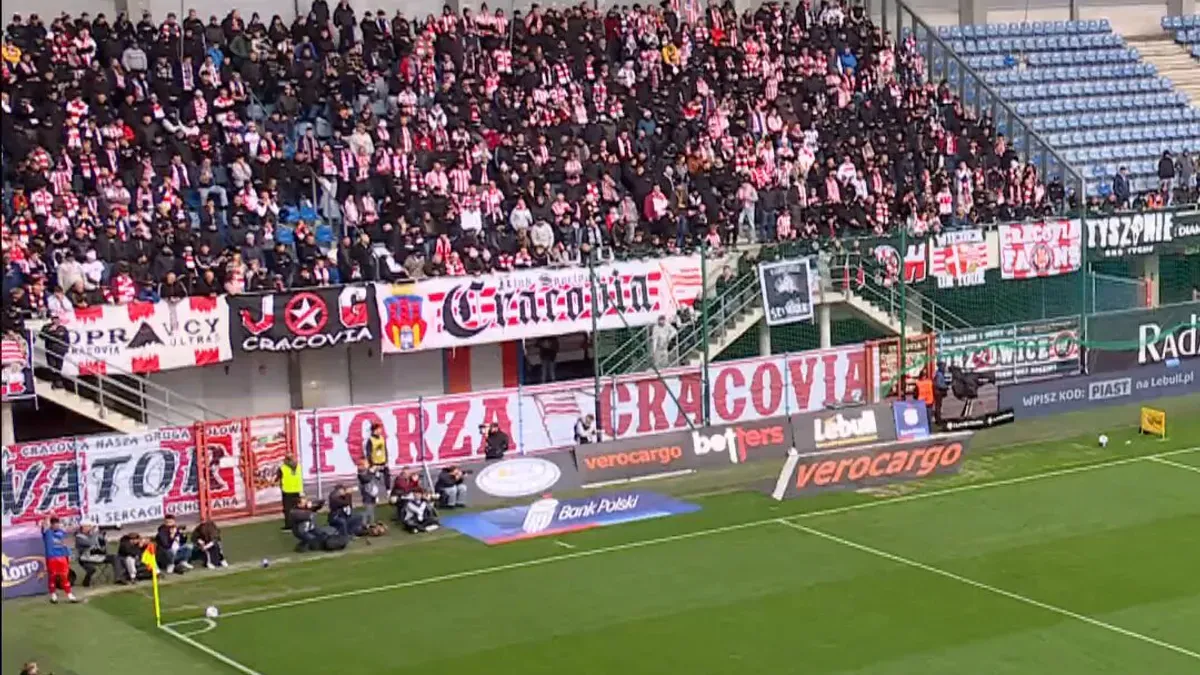 Jakub Czerwiński strzela dziś jako pierwszy! Piast prowadzi z Cracovią!