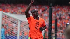 „Jednoosobowa maszyna do niszczenia”. Arsenal, Liverpool i United namawiane na transfer Brobbeya