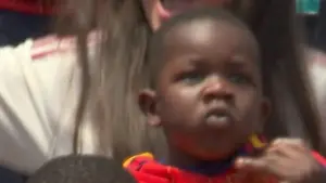 Jest w tym pasja. Keyne, brat Lamine Yamala dopinguje Hiszpanię z trybun na mundialu. Skrót meczu Hiszpania vs Belgia