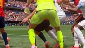 Jeszcze niedawno taki gol zostałby uznany. Dziś FIFA mówi: „Nie chcemy takich bramek”. Skąd ta zmiana? Wyjaśniamy w mate