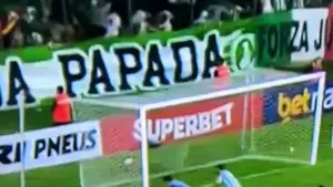 Juventude players mock time wasting keeper after the winning goal. Game was never gone in Brazil.