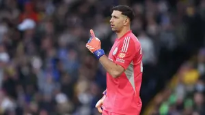 Juventus wznawia rozmowy z otoczeniem Emiliano Martineza. Aston Villa ma już następcę.