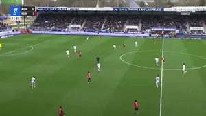 Kapitalna asysta polaka! Sebastian Szymański posłał kapitalne podanie do Estebana Lepaula, a Stade Rennais FC prowadzi z