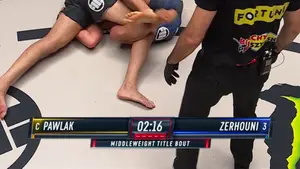 Kapitalna balacha! W ten sposób Paweł Pawlak obronił po raz trzeci swój pas mistrzowski kategorii średniej KSW – czy pow