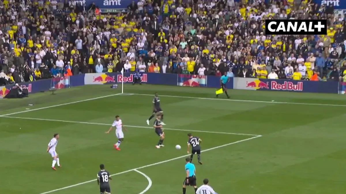 Kevin schadeeee! WOW! Co za gol! Po pierwszej połowie Brentford prowadzi na Elland Road! Transmisja: