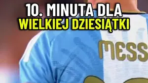 Kiedy na zegarze wybiła minuta meczu, sędzia przerwał spotkanie, żeby wszyscy na stadionie mogli oddać hołd