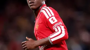 Kobbie Mainoo i Luke Shaw poza kadrą Manchesteru United na mecz z Atlético Madryt