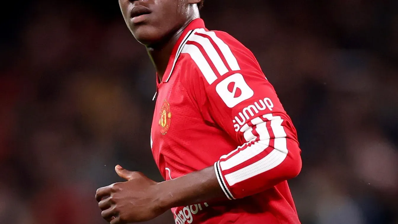 Kobbie Mainoo i Luke Shaw poza kadrą Manchesteru United na mecz z Atlético Madryt