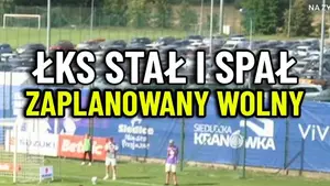 Kompletnie zaskoczona defensywa ŁKS-u! Nikodem Zielonka stał sam przed polem karnym i przymierzył. Pogoń Siedlce na prow