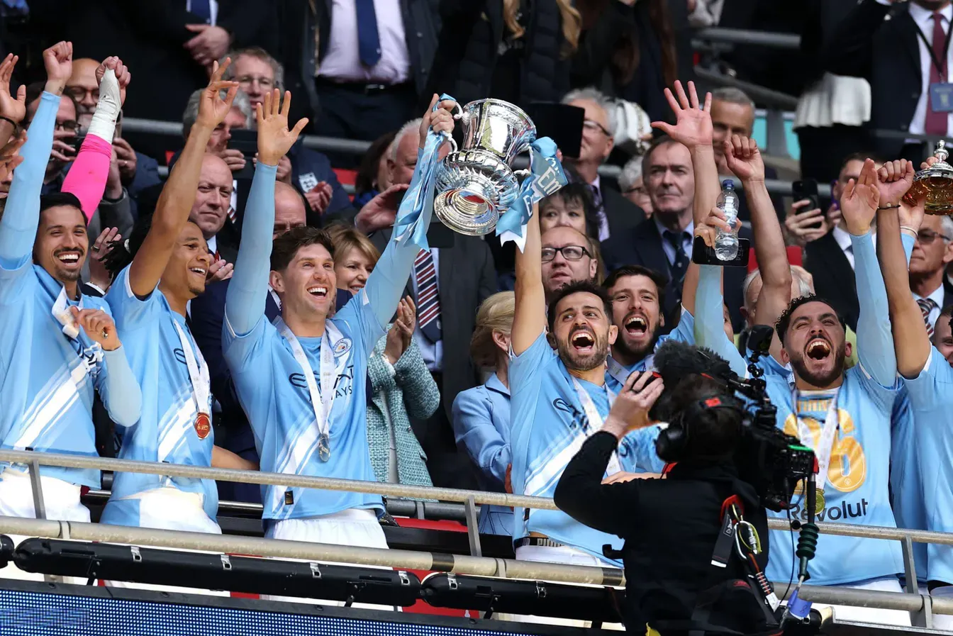 Koniec pewnej ery w Manchesterze City. Gwiazdy pożegnały się trofeum