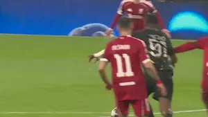 KURIOZALNA sytuacja w meczu na Anfield! Jednego możemy być pewni. Z tego ujęcia sędzia nie miał prawa dopatrzyć się rzut