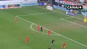 Lech prowadzi w lubinie! Mikael Ishak wykazał się prawdziwym instynktem snajpera Oglądaj w CANAL+: