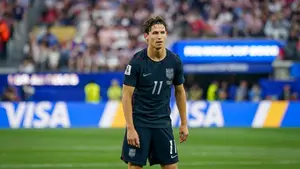 Leeds United nie chce sprzedawać Brendena Aaronsona mimo spekulacji
