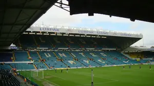 Leeds United rusza po „Króla Asyst”. Na drodze stają giganci z Rzymu i Marsylii