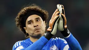 Legendarny bramkarz podjął ostateczną decyzję. Memo Ochoa ogłasza koniec kariery