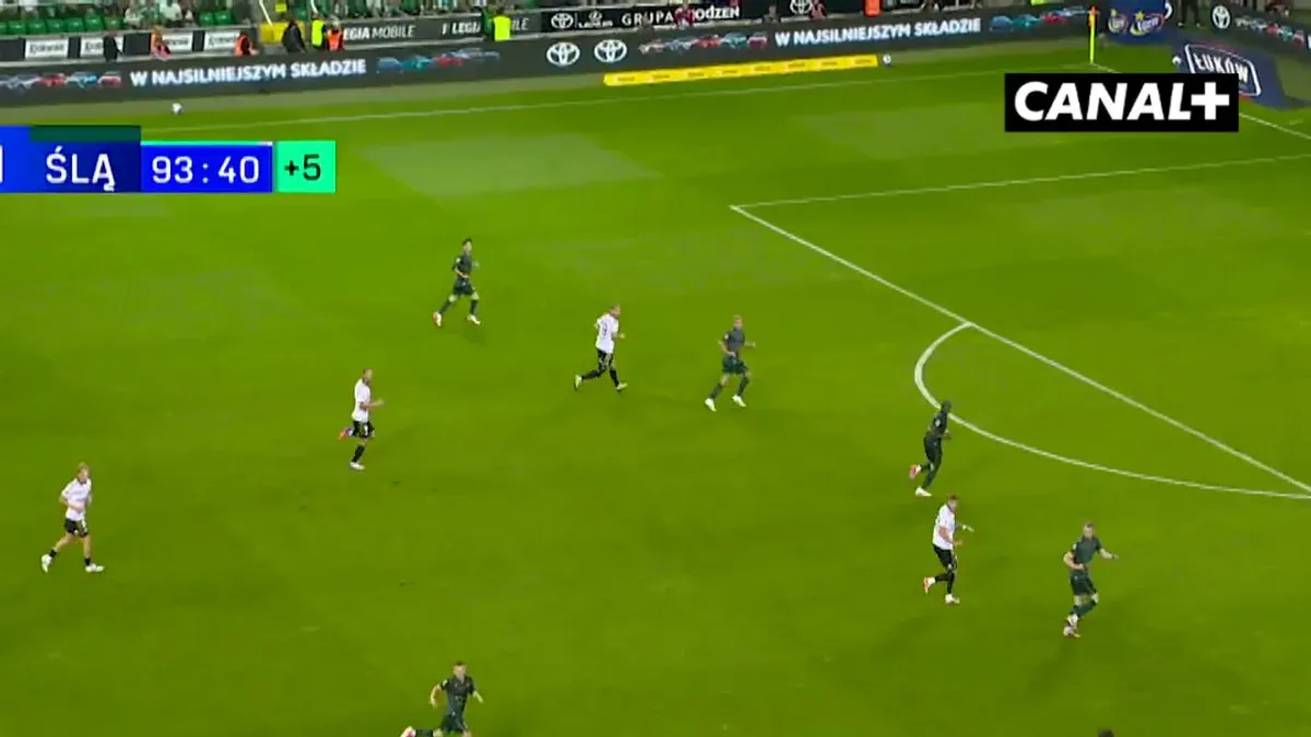 Legia warszawa strzela w samej końcówce! Tuż przed ostatnim gwizdkiem bramkę na wagę remisu zdobył Rafał Adamski!