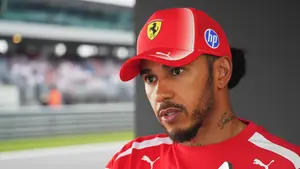 Lewis Hamilton bije się w pierś. Koszmarny błąd zrujnował szanse Ferrari na zwycięstwo