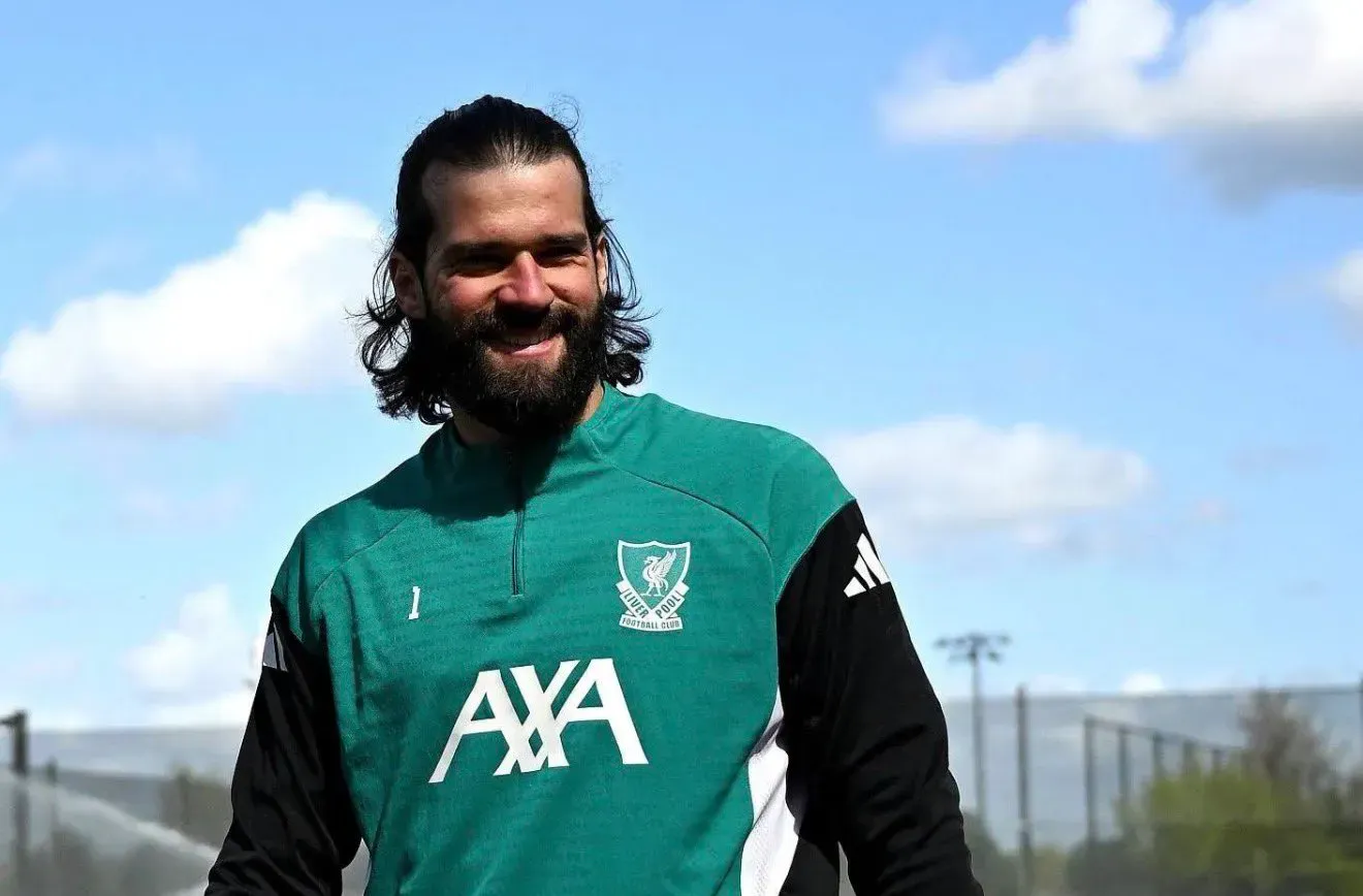 Liverpool podjął kluczową decyzję w sprawie Alissona. Gigant z Włoch kusił bramkarza