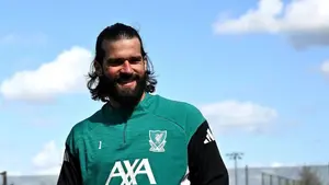 Liverpool podjął kluczową decyzję w sprawie Alissona. Gigant z Włoch kusił bramkarza