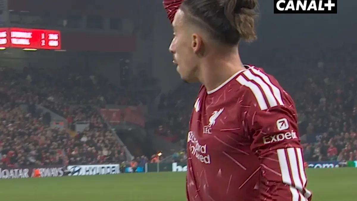 Liverpool wyrównuje jeszcze przed przerwą! Araujo trafia i wpada prosto w objęcia kibiców