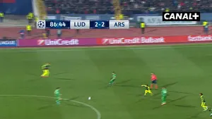 Magik, wirtuoz, artysta! Dziś urodziny obchodzi Mesut Özil, który niegdyś popisał się tym ikonicznym golem!