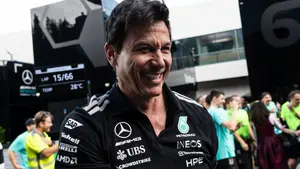 „Mamy go na wyścigi prawdziwych bohaterów”. Toto Wolff o współpracy z Maxem Verstappenem