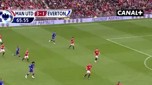 Manchester United gra z Evertonem, temat szalonych fryzur ostatnio w modzie, aż przypomina się pewien belgijski pomocnik