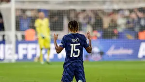 Manchester United może wysłuchać ofert za Leny’ego Yoro. PSG obserwuje sytuację