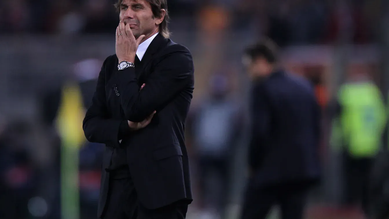 Manchester United włącza się do walki o Antonio Conte. Michael Carrick pod ogromną presją
