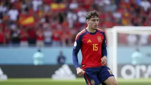 Manchester United wykłada miliony na stół, ale 19-latek wybrał inny kierunek. Chce tylko tam