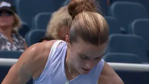 Maria Sakkari jak za najlepszych lat! Greczynka wygrywa pierwszego seta przeciwko Idze Świątek. Jak odpowie Polka? Mecz 