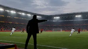 Mbappé i Vinícius dublują pozycje. Mourinho ma problem przed El Clásico