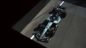 Mercedes z dubletem w drugim treningu F1. Lindblad uderzył w barierę