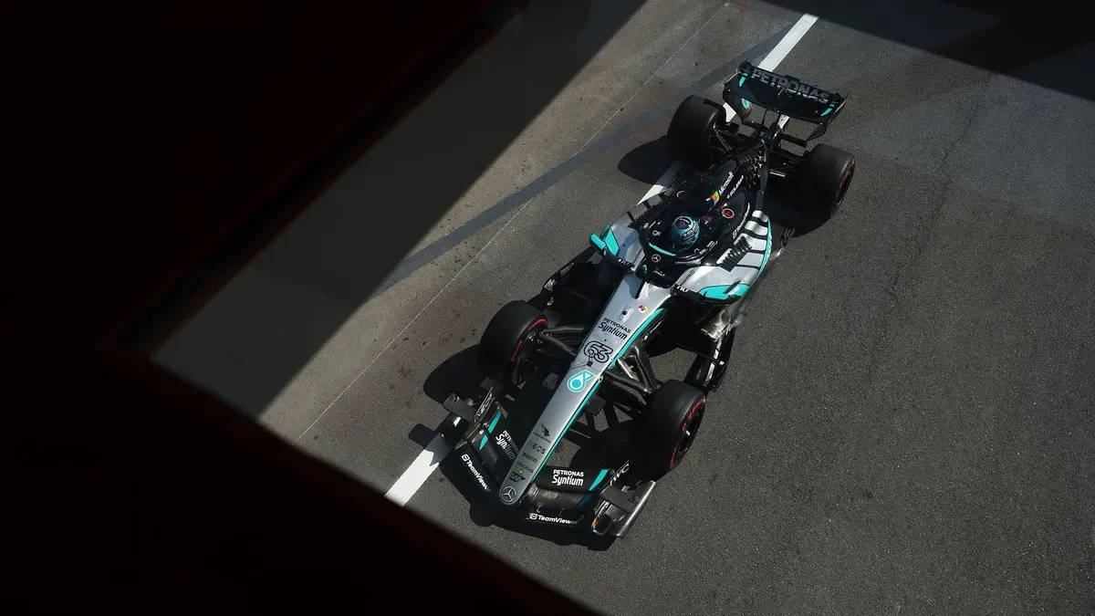Mercedes z dubletem w drugim treningu F1. Lindblad uderzył w barierę
