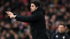 Mikel Arteta gromadzi nagrania z zachowaniem trenerów i ucina plotki o odejściu Davida Rayi