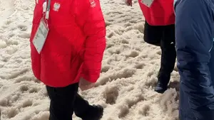Mistrz olimpijski patrzy na dwukrotnego medalistę
