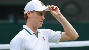 Mistrz w opałach na Wimbledonie. Rywale dostrzegli pęknięcia w grze Jannika Sinnera