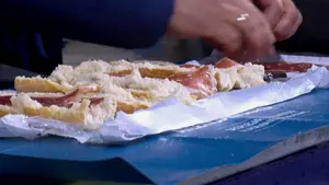 Nic nie smakuje lepiej na stadionie niż kanapki własnej roboty Oglądaj: