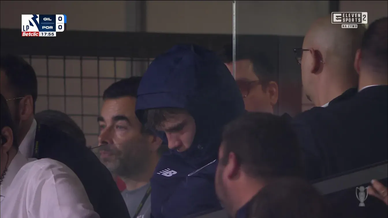 Niepocieszony. Oskar Pietuszewski na trybunach! Miał zagrać od pierwszej minuty, ale niestety podczas