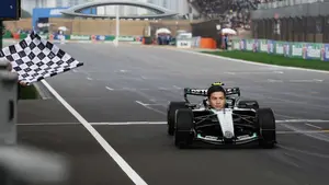 Niesamowity zwrot akcji w Chinach! 18-latek ograł mistrzów, Hamilton na podium w nowym aucie