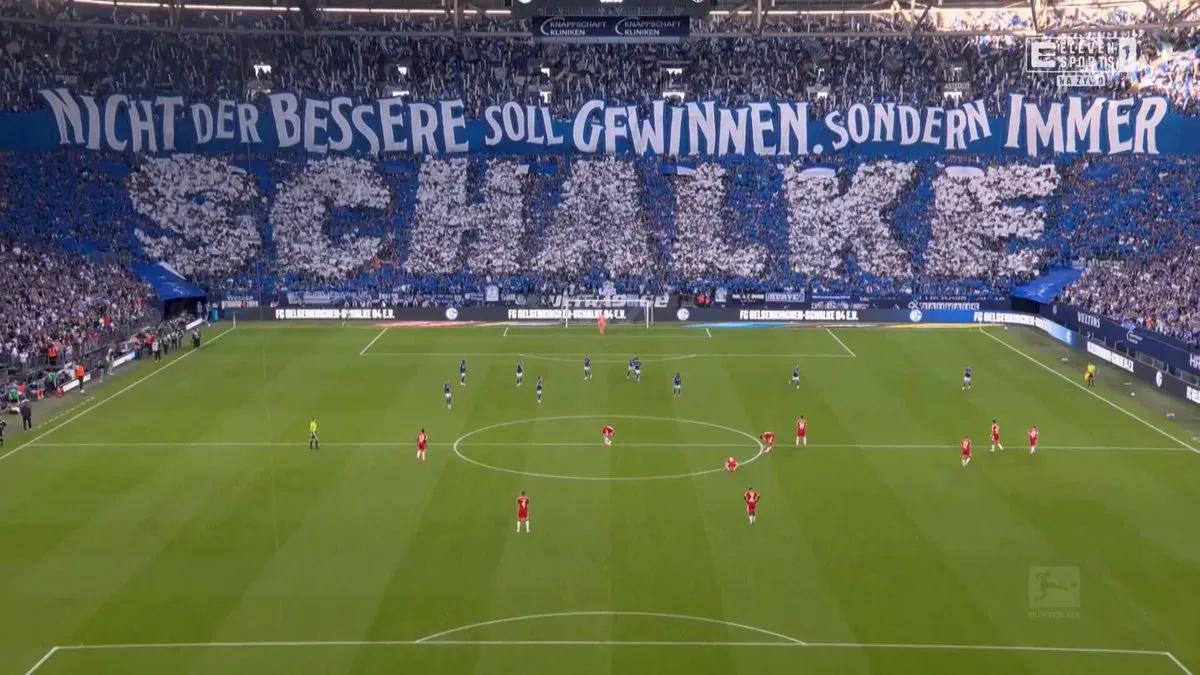 Obok takiej oprawy nie można przejść obojętnie! Tak to wyglądało na Veltins Arena podczas meczu z Bayernem.