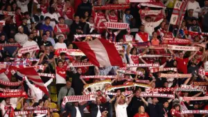 Odrzucił ofertę Monaco i czeka na ruch gigantów. Młody bramkarz wywołał poruszenie w Europie