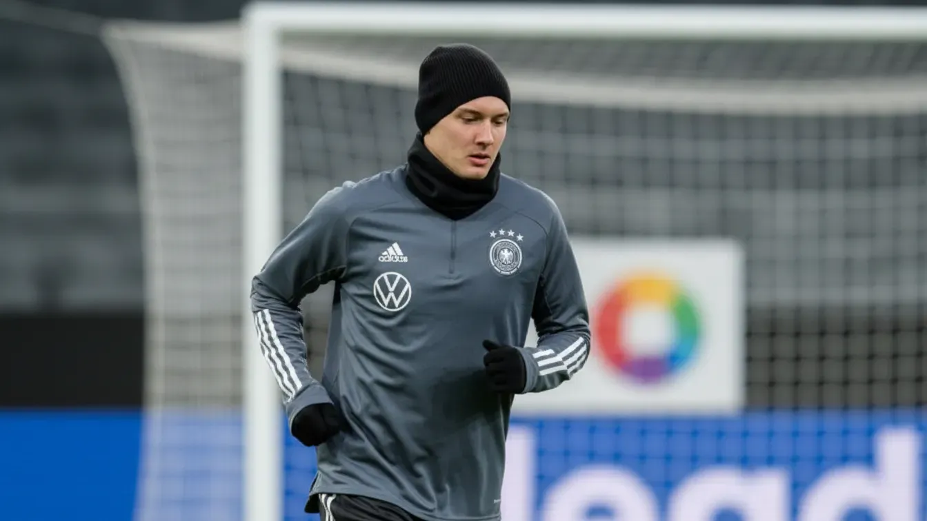 Ojciec gwiazdy Bundesligi przyłapany w ośrodku Leeds. Ten transfer może wstrząsnąć ligą