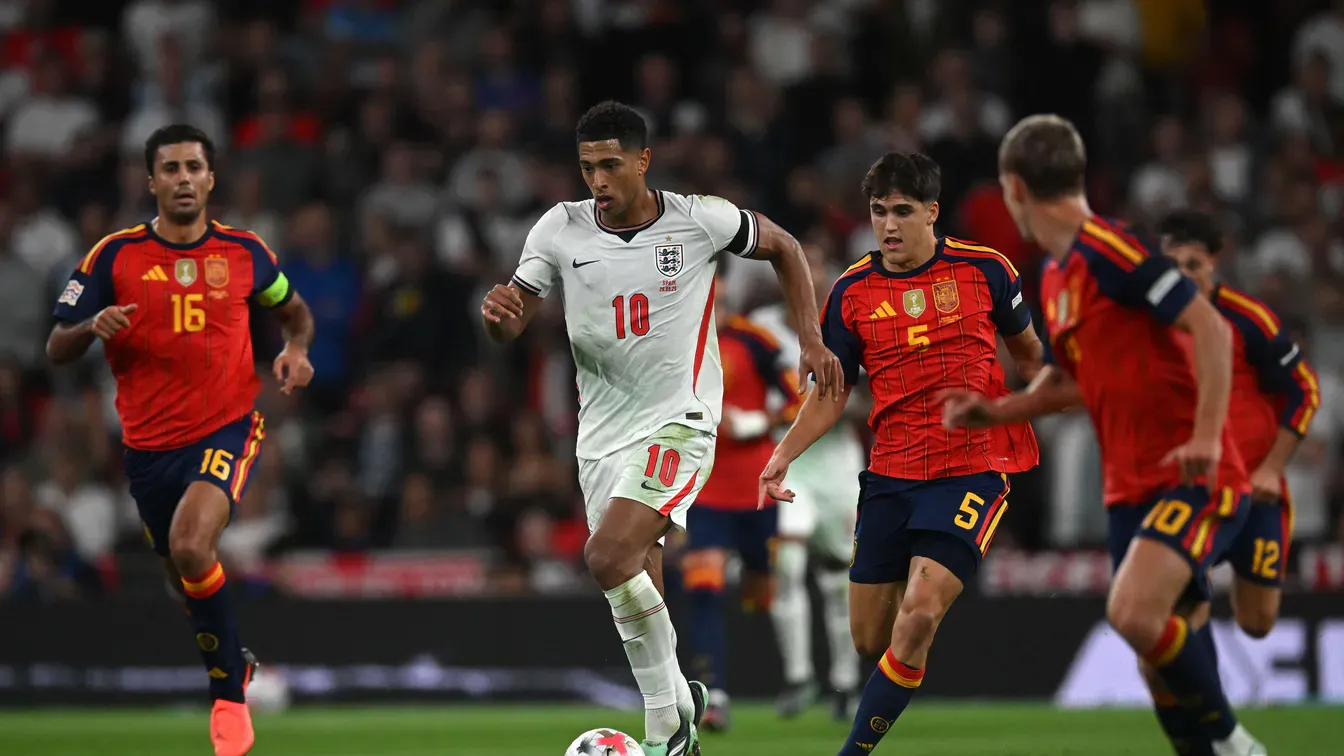 Olmo zaczepił Bellinghama po wygranej Hiszpanii. Wymowne zdjęcie z Wembley
