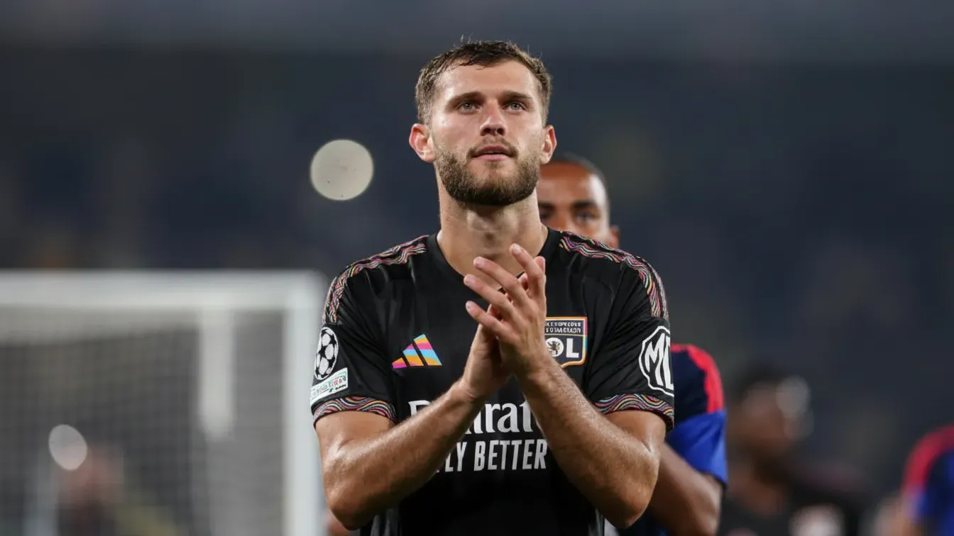 Olympique Lyon chce się go pozbyć. Dwa kluby z Premier League walczą o pomocnika