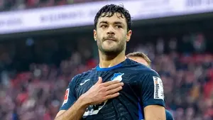 Ozan Kabak podjął kluczową decyzję. Turecki obrońca odrzucił oferty z trzech krajów
