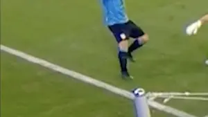 Pamiętacie to? Luis Suarez domagał się karnego za rękę bramkarza
