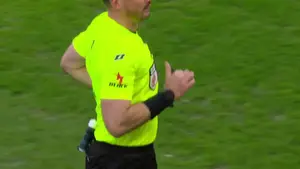 Piast gra w dziesiątkę! Twumasi zdecydowanie przesadził z tym wejściem Oglądaj w CANAL+: