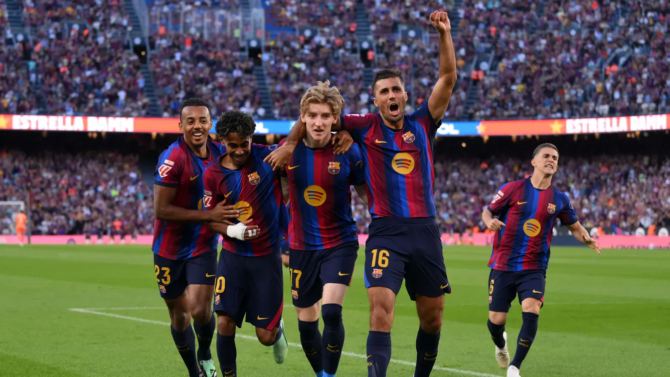 Pierwszy gol Gordona dla Barcelony. Gratulacje od kolegów z reprezentacji
